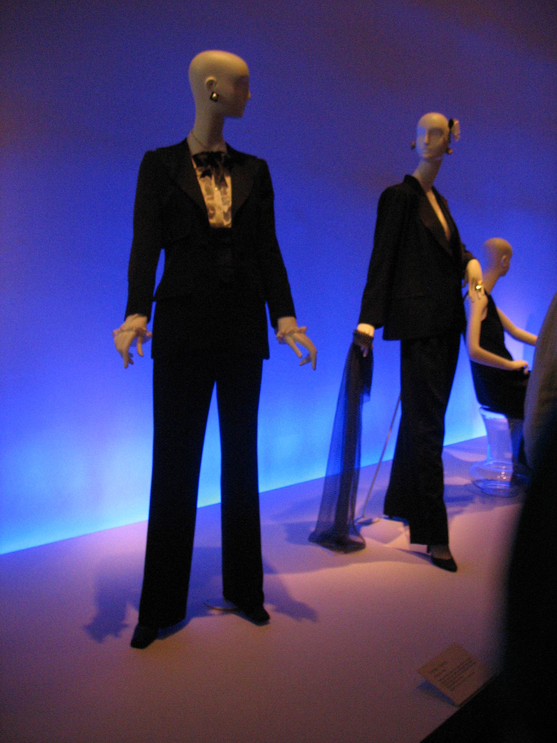Yves_St_Laurent_le_smoking_at_deYoung_Museum_San_Francisco