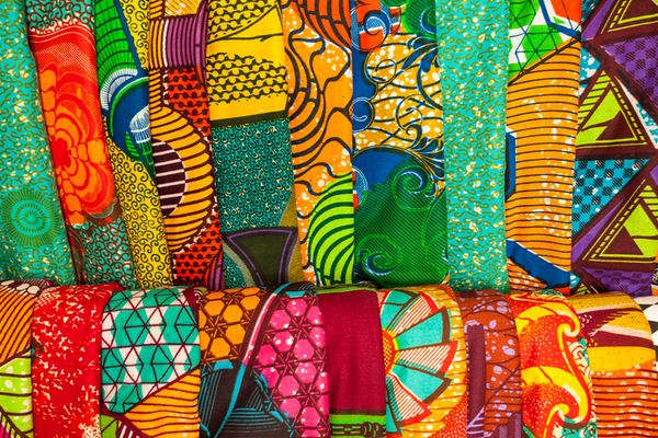 Tecidos, cores e estampas das roupas africanas